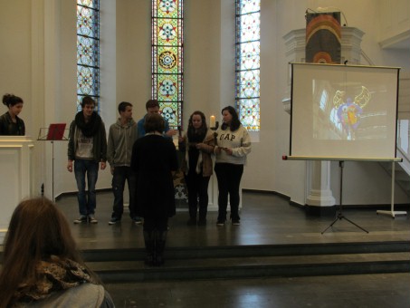 Schüler stehen vor dem Altar