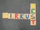 Scrabblebuchstaben aus denen das Wort Zirkusfest gelegt wurde