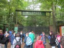 Schüler stehen vor dem Eingang des Wildparks
