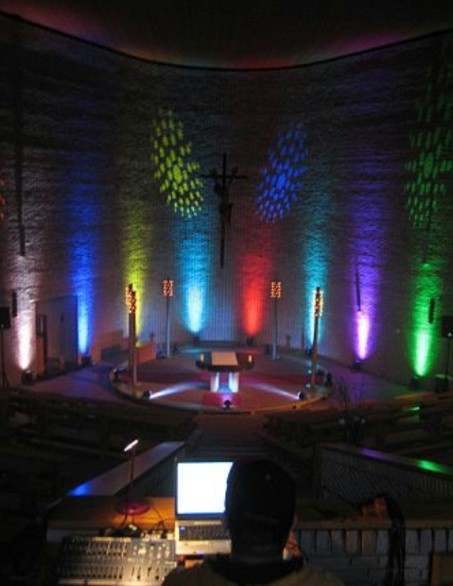 Kirche ausgeleuchtet mit Lichtern
